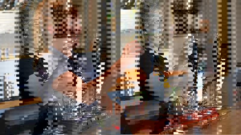 Bartender pulling pint national wage.JPG